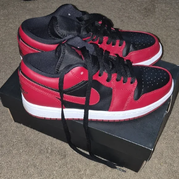 Air Jordan 1 Low Shoes Red and Black - Picture 6 of 7